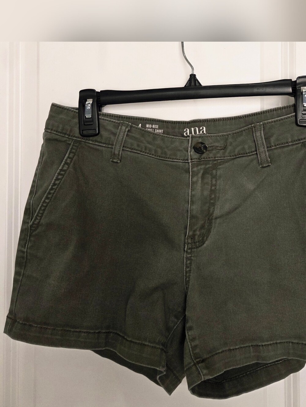 a.n.a. Army Green Twill Shorts, Mid Rise, 3.5" Inseam, Size 4.